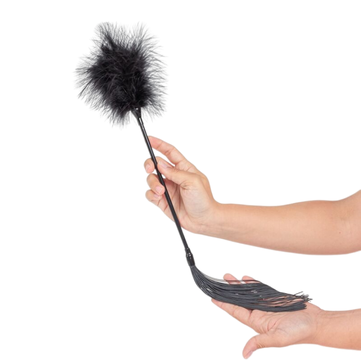 SECRET PLAY – Staubwedel + schwarze Peitsche